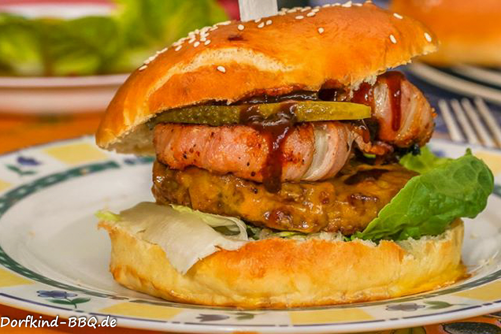 Cheese-Bacon-Onion Ring Burger mit Mac and Cheese