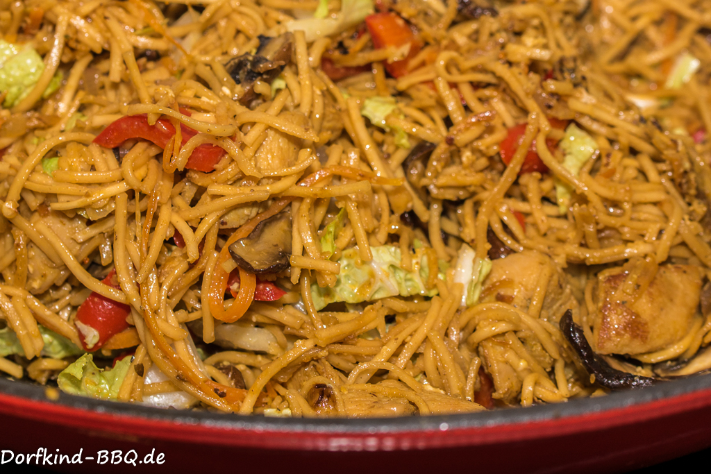 Gebratene Nudeln mit Hähnchen
