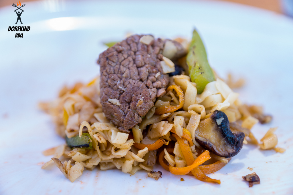 Flank Steak mit gebratenen Nudeln